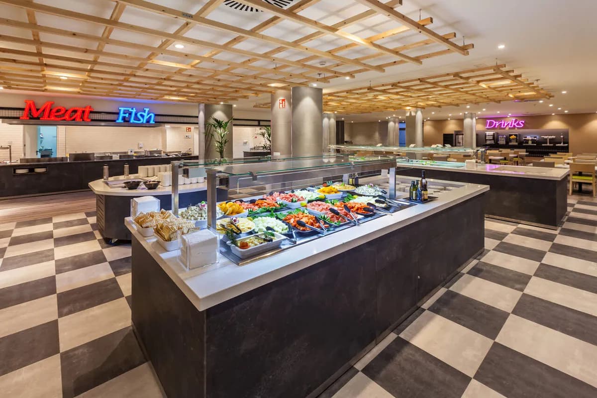 Bufet z sałatkami i przekąskami w restauracji hotelu Abora Interclub Atlantic na Gran Canarii, w tle stanowiska z napisami Meat, Fish i Drinks