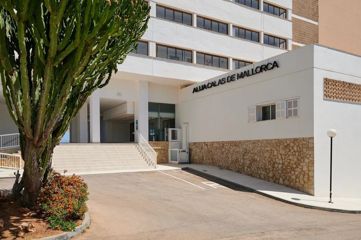 Wejście do hotelu Alua Calas de Mallorca na Majorce: szerokie schody, a obok nich podnośnik dla osób, które nie mogą z nich skorzystać
