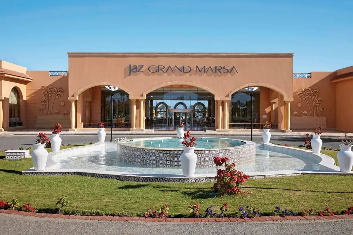 Wejście do hotelu Jaz Grand Marsa w Egipcie: fontanna z białymi donicami i podjazd przed budynkiem